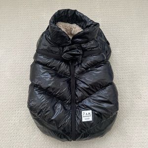 7AM Enfant car seat cocoon in black with fur interior